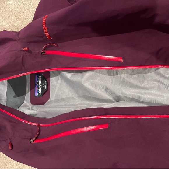 Patagonia Women’s XL Rain Jacket Goretex - Picture 5 of 7